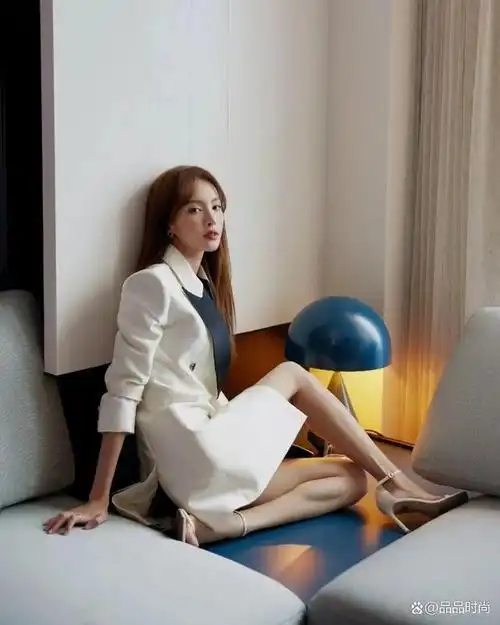 金晨的高跟鞋穿搭,秒变时尚达人,太美了!