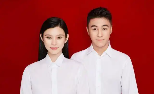 结婚照中红底白衫的两人很正式的站在镜头前拍下了要与他们度过一生的