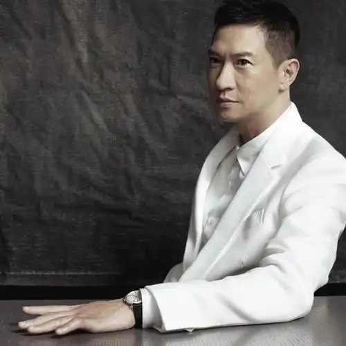 张家辉现场再现"渣渣辉"台词,鲁豫笑弯了腰,港普真的很搞笑