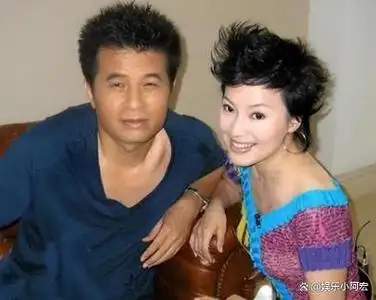 妻子带着女儿前往加拿大生活,而毕福剑则一直一个人过着单身生活,至今