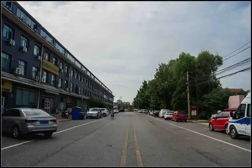 2007年皇木厂村被评为北京十大最美的乡村,村中部建有纪念性标志物.