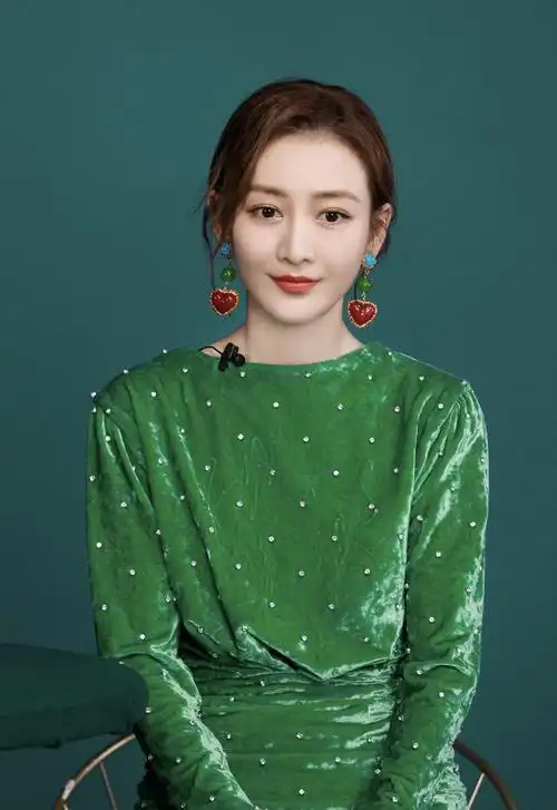 王鸥真放得开穿蕾丝白裙大玩纯欲风这腿小姑娘都羡慕