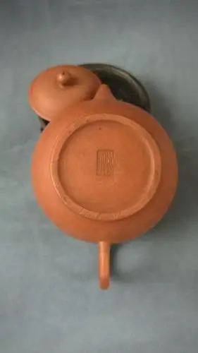 嵌印"中国宜兴"底款.