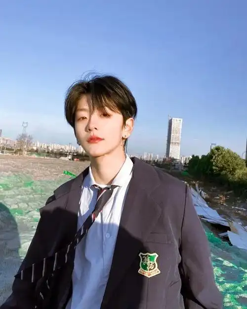 刘梦帅气赶超男偶像穿搭韩范又中性雌雄难辨在女团中实属少见