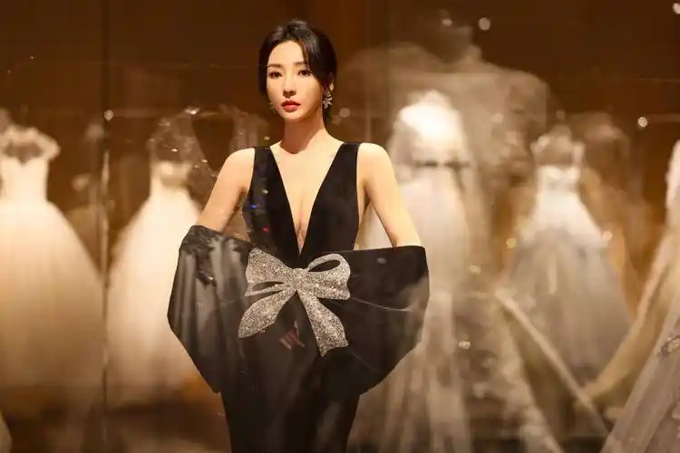 柳岩金鸡奖闭幕红毯造型写真 深v礼服秀事业线腰间蝴蝶结吸睛