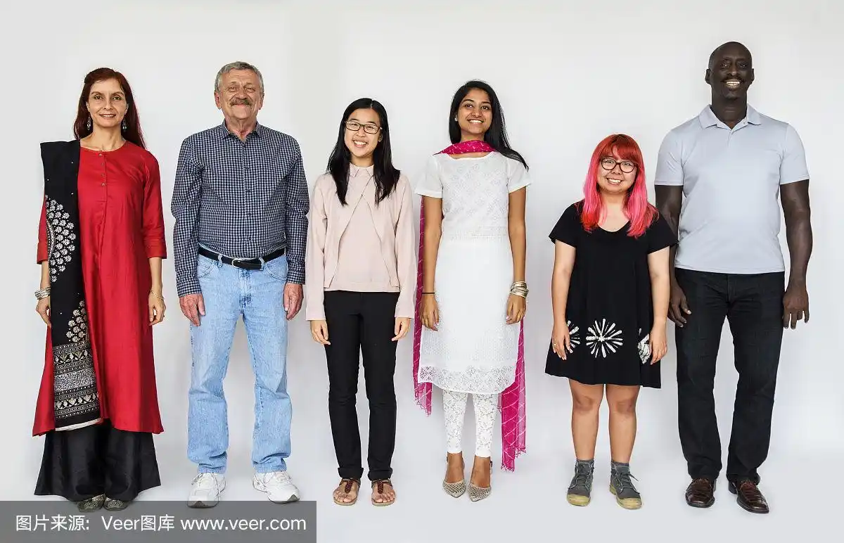 不同种族的人在拍摄