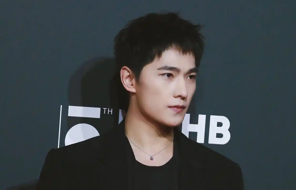 杨洋终于剪了短发!还是记忆中的少年模样