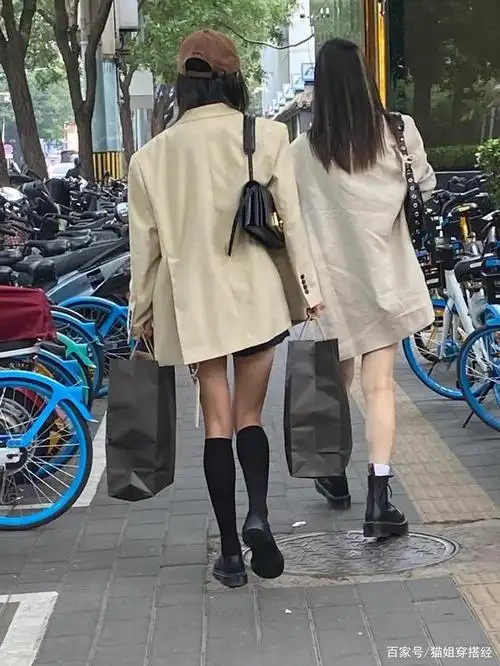 杨幂和闺蜜逛街都扮"下衣失踪",只看背影,你能认出大幂幂吗