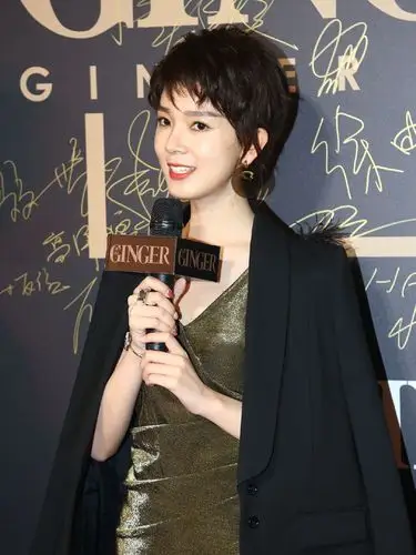 陈瑶大变样,剪短发涂大红唇,美中带酷真个性!