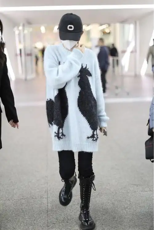 唐艺昕都当妈了却依旧像个孩子穿一身公鸡毛衣现身机场真可爱