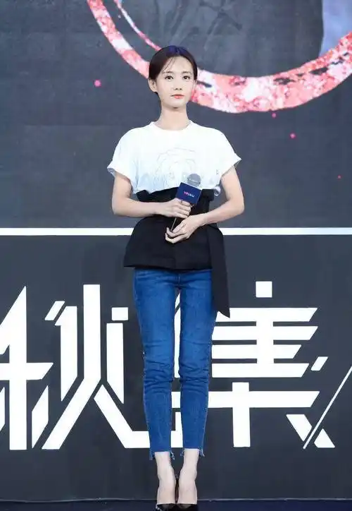 李一桐堪比翁美玲版的黄蓉 灵动的双眸 亮白的直腿 时尚写真太美了