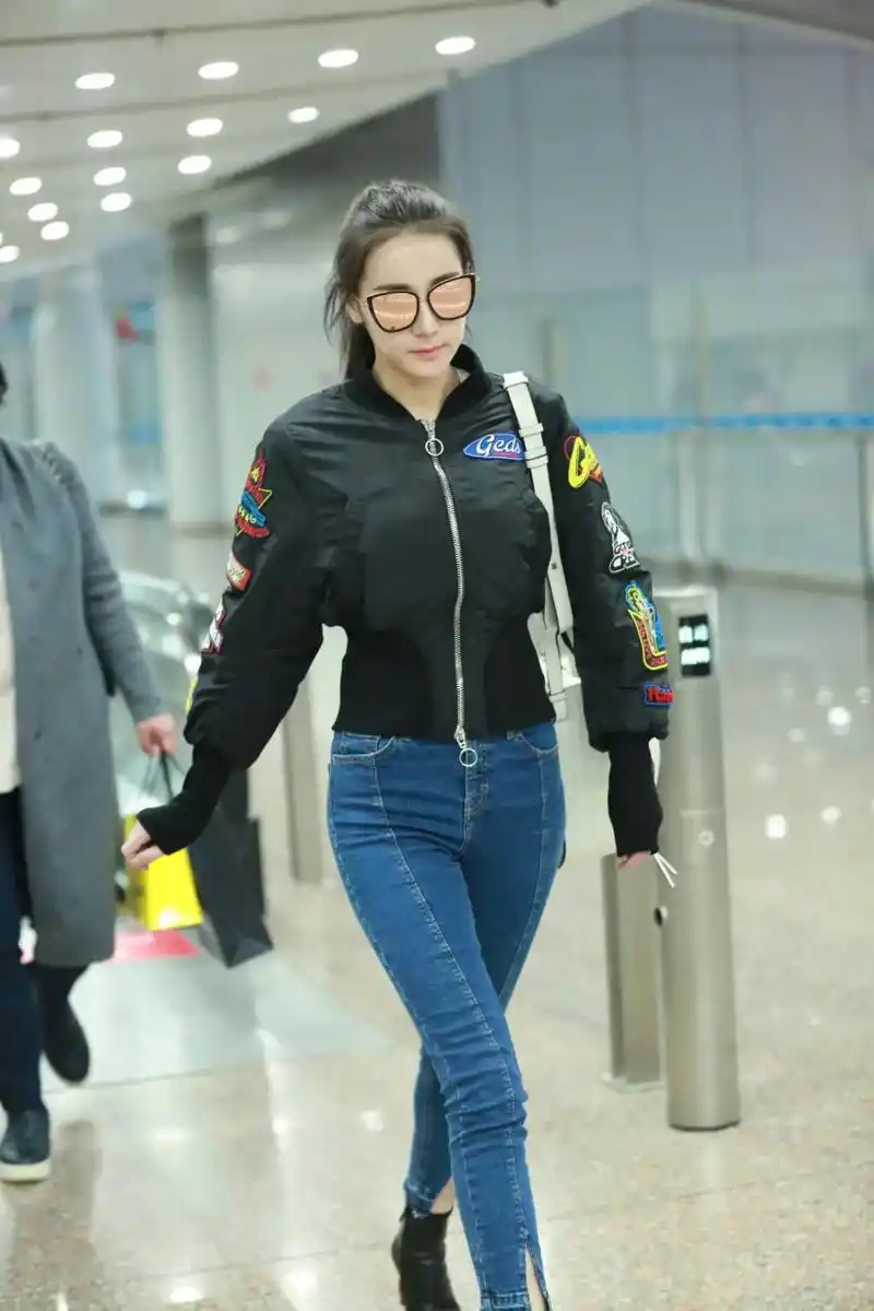 迪丽热巴这腰胯比也太绝了吧,昔日穿飞行夹克搭小开衩牛仔裤,走路带风