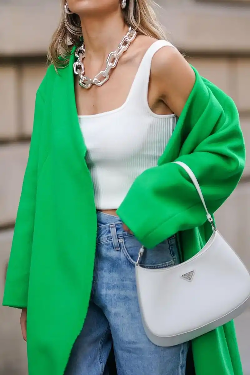 绿色上衣搭配多样裤子展现不同风格.