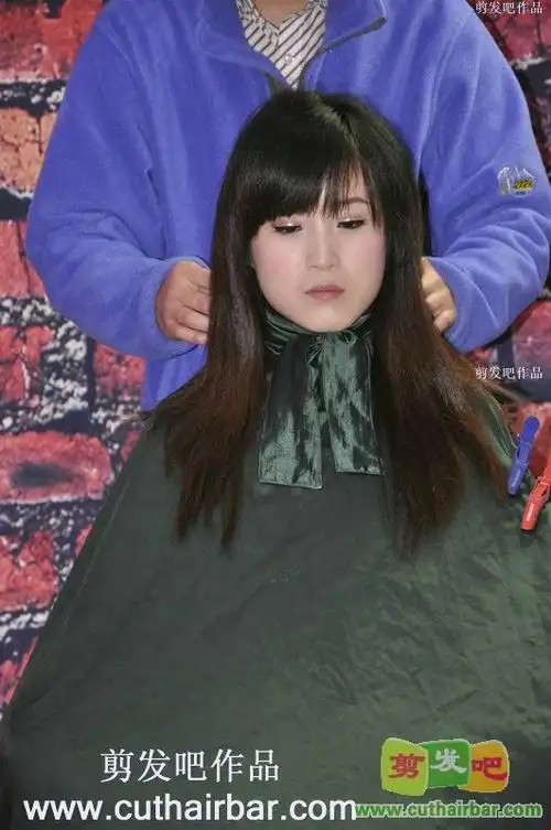 给美女围围布剪发吧10412