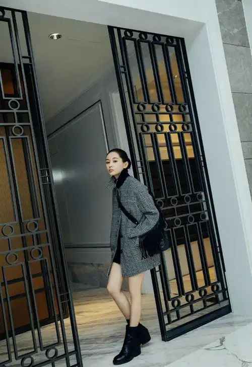 王子文比例太完美蓝色衬衫配牛仔裤利落舒适二八比例罕见