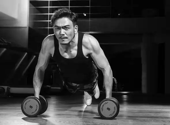 杨烁再秀一波肌肉,身材好,长相佳,这样的小包总你们喜欢吗?