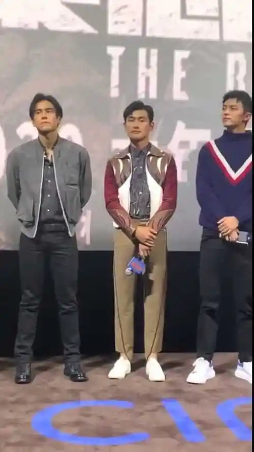 男人真的得练肩同样差不多的身高彭于晏看上去却更有气质