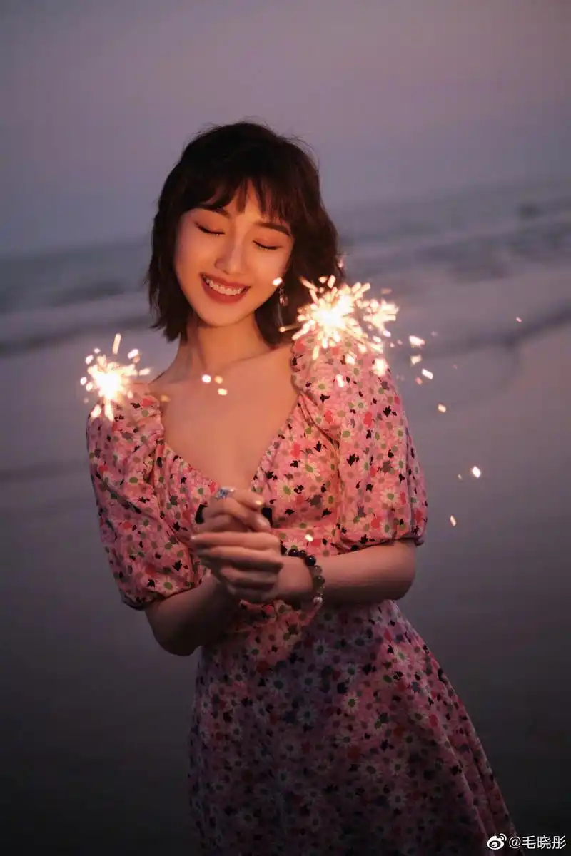 毛晓彤海边玩烟花棒笑容甜美 清纯靓丽