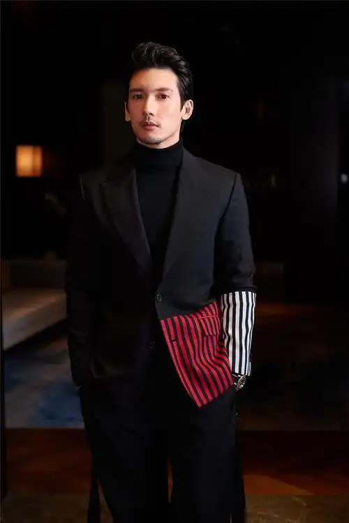 关智斌帅气养眼黑色西装活动照图片