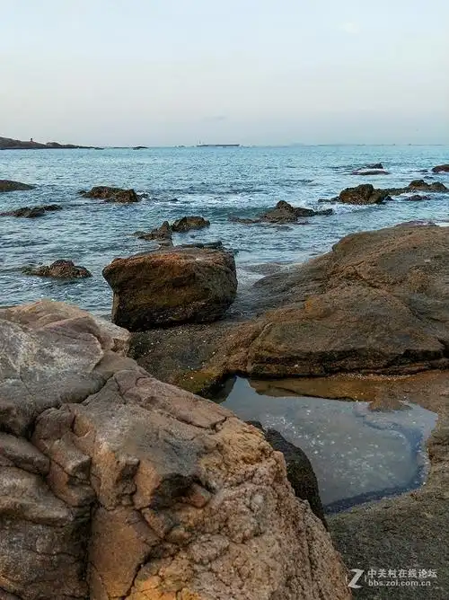 手机拍摄海边礁石