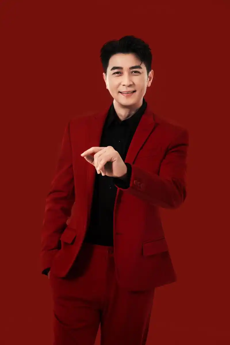 保剑锋今日释出新年写真 红色西装定格熟男魅力