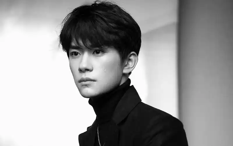 易烊千玺精致帅气写真桌面壁纸