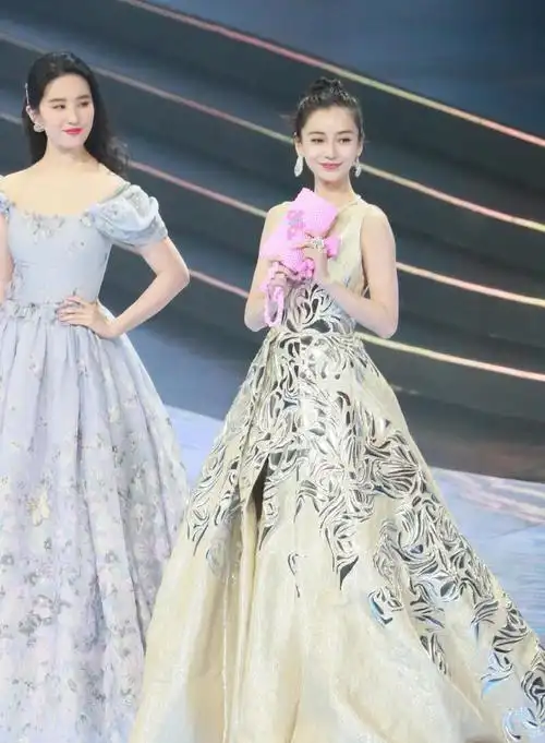 刘亦菲和杨颖同框,终于懂了溜肩的美,同穿礼服却相差太多