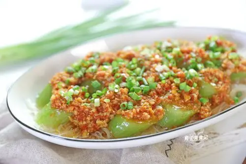 教你做简单的蒜蓉粉丝蒸丝瓜,蒜蓉调味,爽口开胃,营养不流失