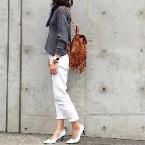 白高跟鞋配什么颜色裤子,白色高帮鞋配什么颜色裤子(白色高跟鞋的穿搭