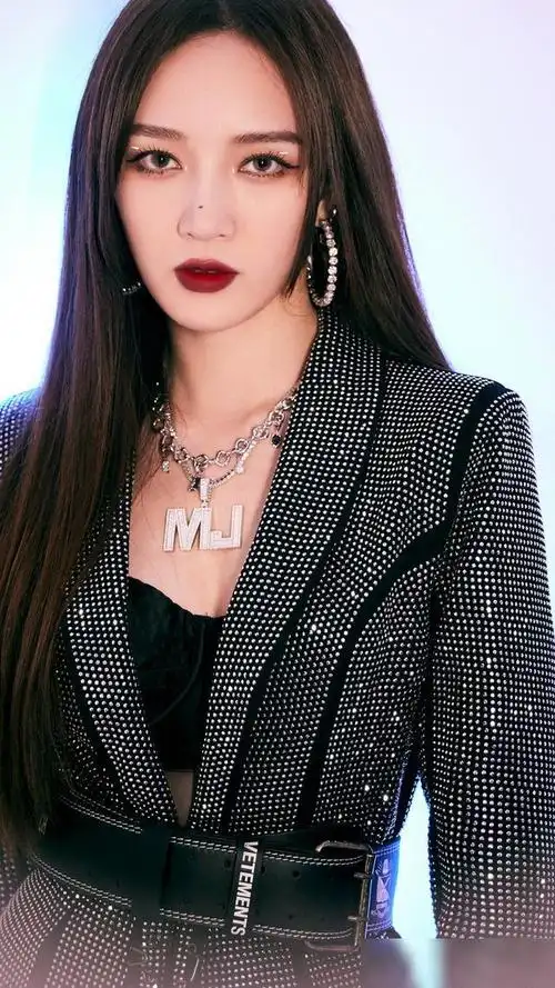 歌手孟佳海外练习生出道酷女孩的写真照来了