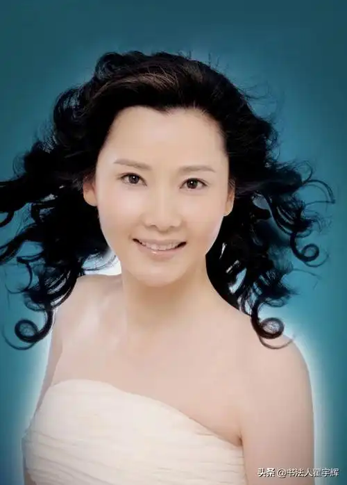 何赛飞,12个美丽瞬间,一位响当当的女明星,圆润典雅端庄大气