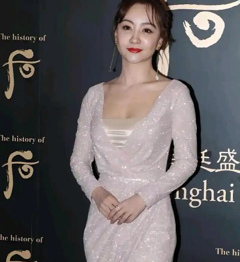 80后美女演员杨蓉一袭粉色礼服裙,温婉贤淑,尽显高雅气质.