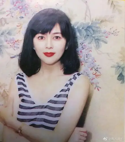 关之琳真的很适合这个短发发型,像个精致的. 来自数码测评小北 - 微博