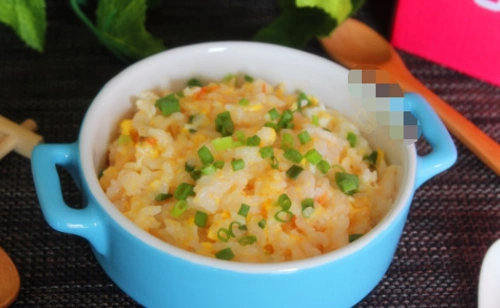 1个西红柿2个鸡蛋,放入电饭锅加一杯大米,焖一焖,太香了