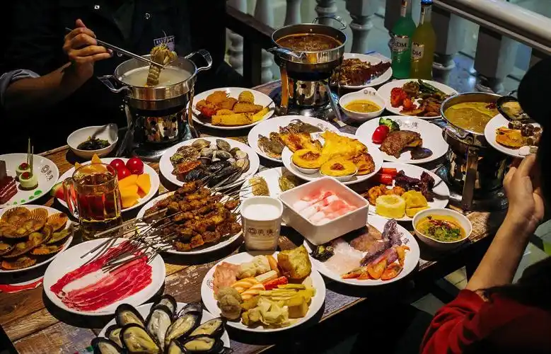 用特殊节日作为借口,大搞活动:全场免费吃!免费吃饭还能赚钱?