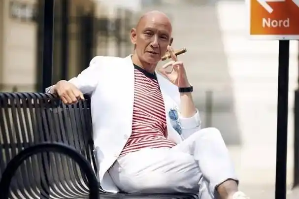 杜玉明是一位中国内地的男演员和导演,他出生于河北石家庄井陉县,12岁