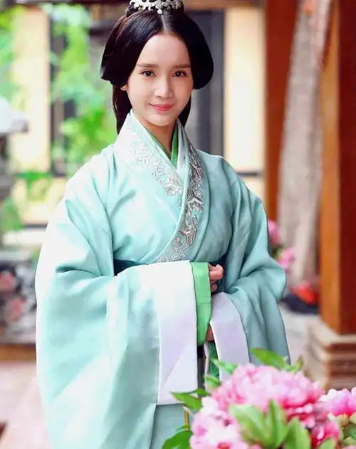 米热,何瑞贤等搭档,在剧中饰演女主角聂倾城同父异母的姐妹聂倾心,在