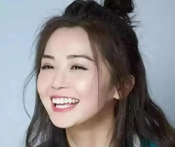 女星大笑时最美的模样:蔡卓妍最治愈,赵丽颖最甜,只有她不敢看