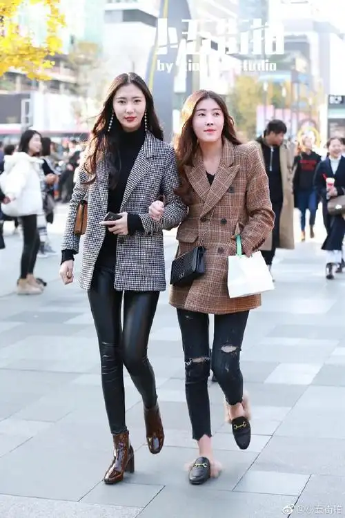 成都街拍, 毛衣裙 毛背心外套搭配过膝长靴, 保暖又带点柔美