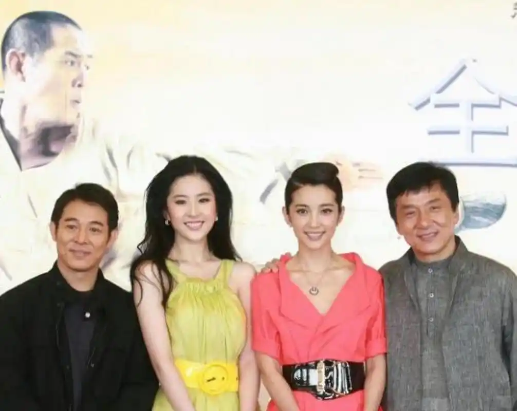 成龙大哥和刘亦菲,李冰冰的早年间的合影,成龙大哥左拥右抱俩美女,笑