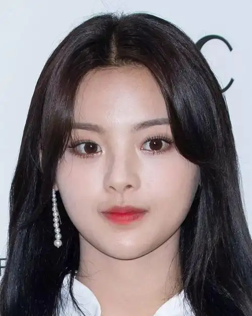 杨超越的脸一到韩国是自带磨皮滤镜嘛,这样居然还说是生图?