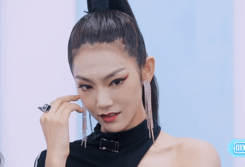 我觉得曾可妮会成为我最近一段时间的新表情包