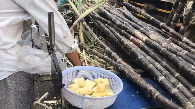 用这样的方式街头卖甘蔗,相信大家都会很喜爱吧