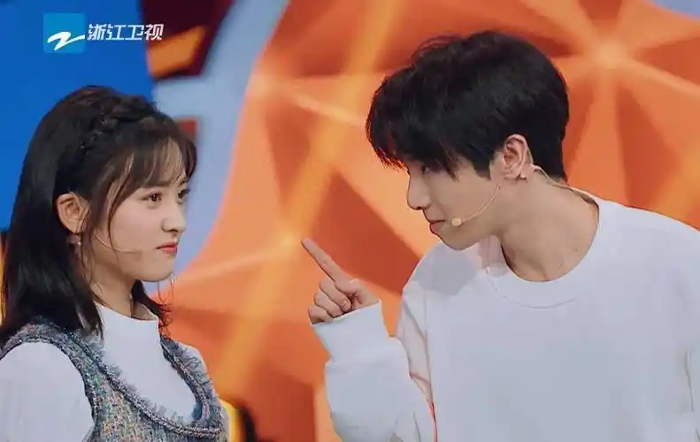 门口亲热引争议,她霸气回应6个字,所有人沉默了_网友_华晨宇_宋妍霏