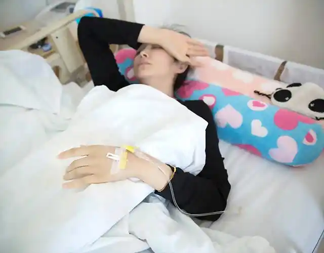 12月23日,李冰冰工作室晒出一组李冰冰住院期间的照片,照片中她看上去