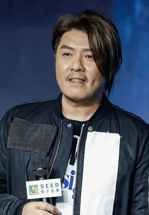 歌手阿杜发福却不影响实力痞帅造型仍然抢镜发型不换很念旧