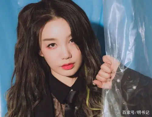 火箭少女101黑客帝国造型发布,透明塑料布背景成槽点