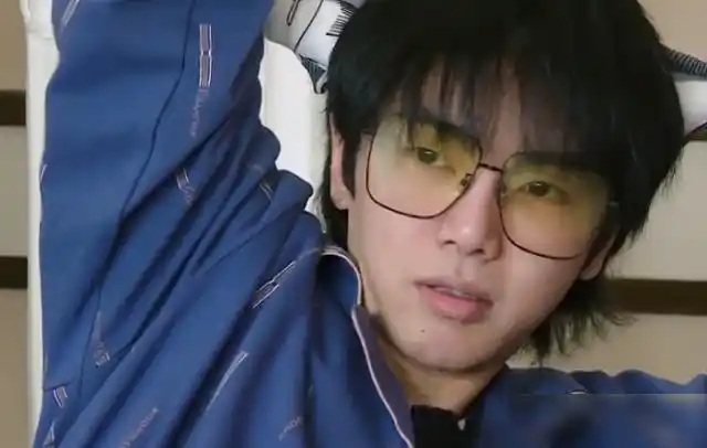 华晨宇从来没有在综艺节目里晒过自己的纯素颜,刚开始还对不化妆这件