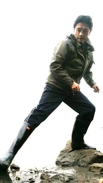 雨靴帅哥实地体验穿长筒靴-7