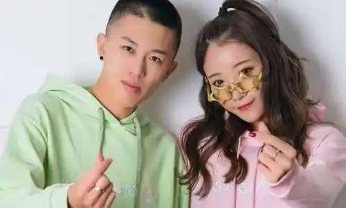 牌牌琦调侃红妹可以当"二房"日前,牌牌琦小伊伊